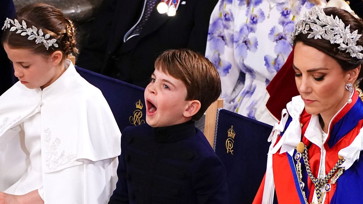 Pětiletý princ Louis pobavil při korunovaci ustavičným zíváním